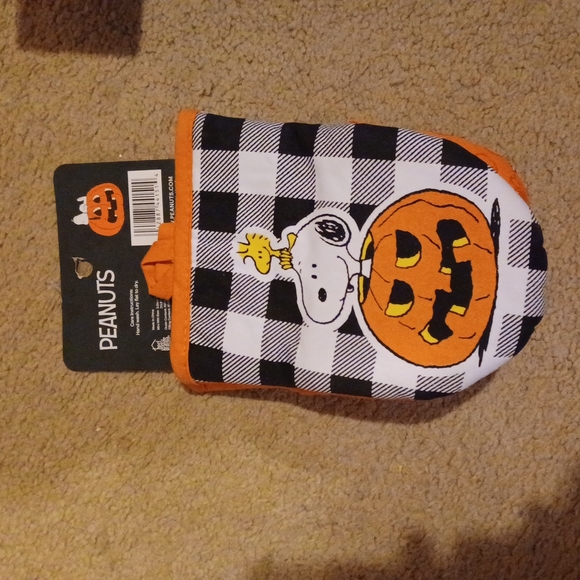 BNWT Snoopy 2pk silicone mini mitt with Woodstock - Picture 1 of 2